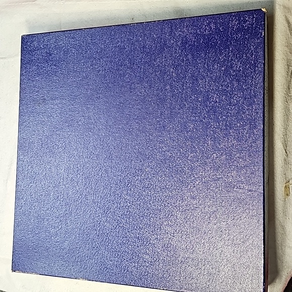 Saji 10" Collectors Plate - Picture 4 of 6